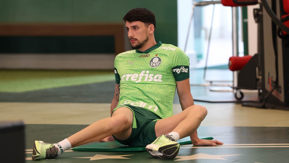 Piquerez, do Palmeiras, durante treinamento, na Academia de Futebol — Foto: Cesar Greco/Palmeiras