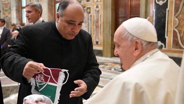 El Papa Francisco recibe una camiseta y una pancarta del Fluminense de manos de un sacerdote de Río de Janeiro  fluminense