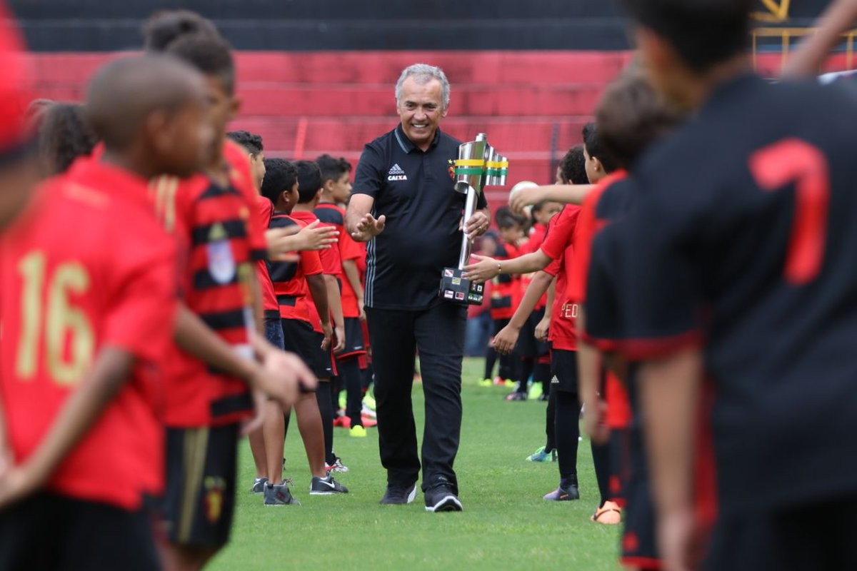 Nelsinho Baptista critica etarismo no futebol e lembra tensão | Ge