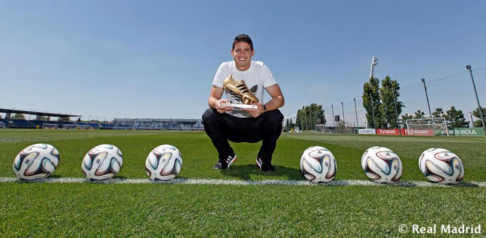 James Rodriguez recebe a Chuteira de Ouro por ter sido o artilheiro da Copa de 2014, com seis gols — Foto: Reprodução / Facebook