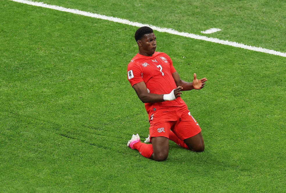 Suíça vence Argélia - Embolo comemora gol