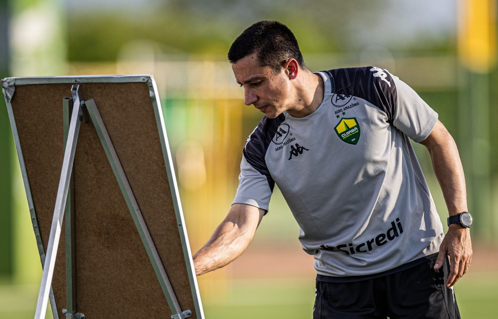 Técnico do Cuiabá, Eduardo Barros, durante treino — Foto: AssCom Dourado