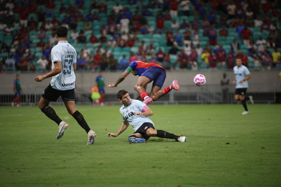 Gustavo Martins e Kannemann em derrota do Grêmio — Foto: Márcio José/AGIF
