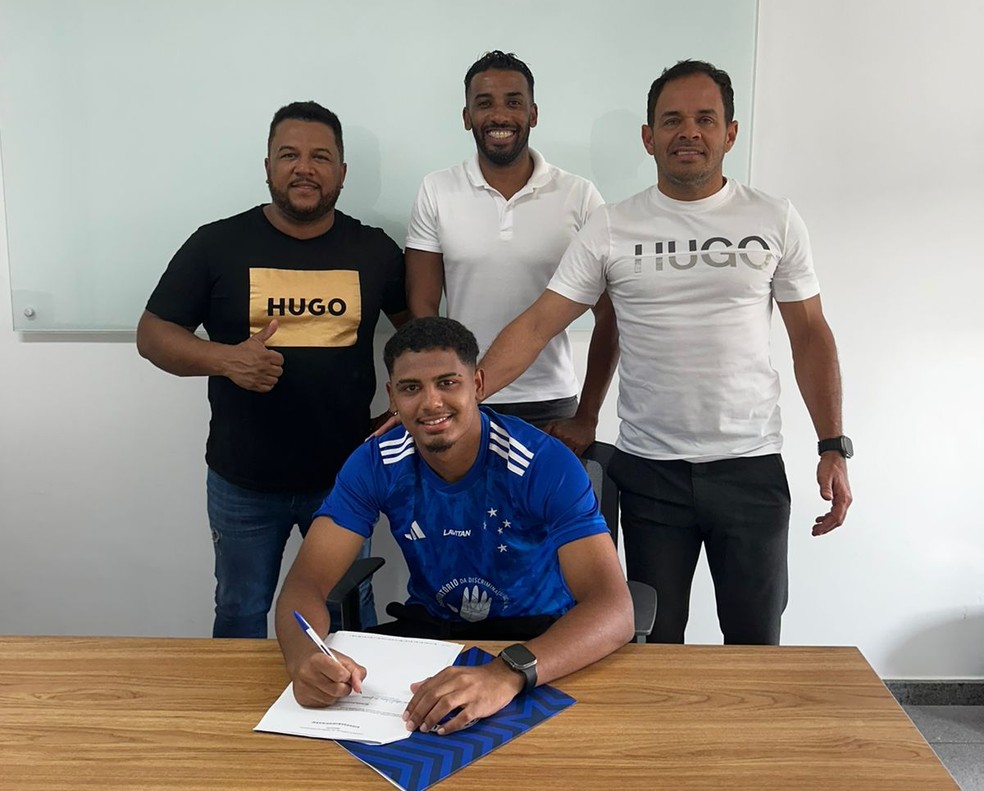 Victor Jesus renova contrato com o Cruzeiro — Foto: Arquivo pessoal
