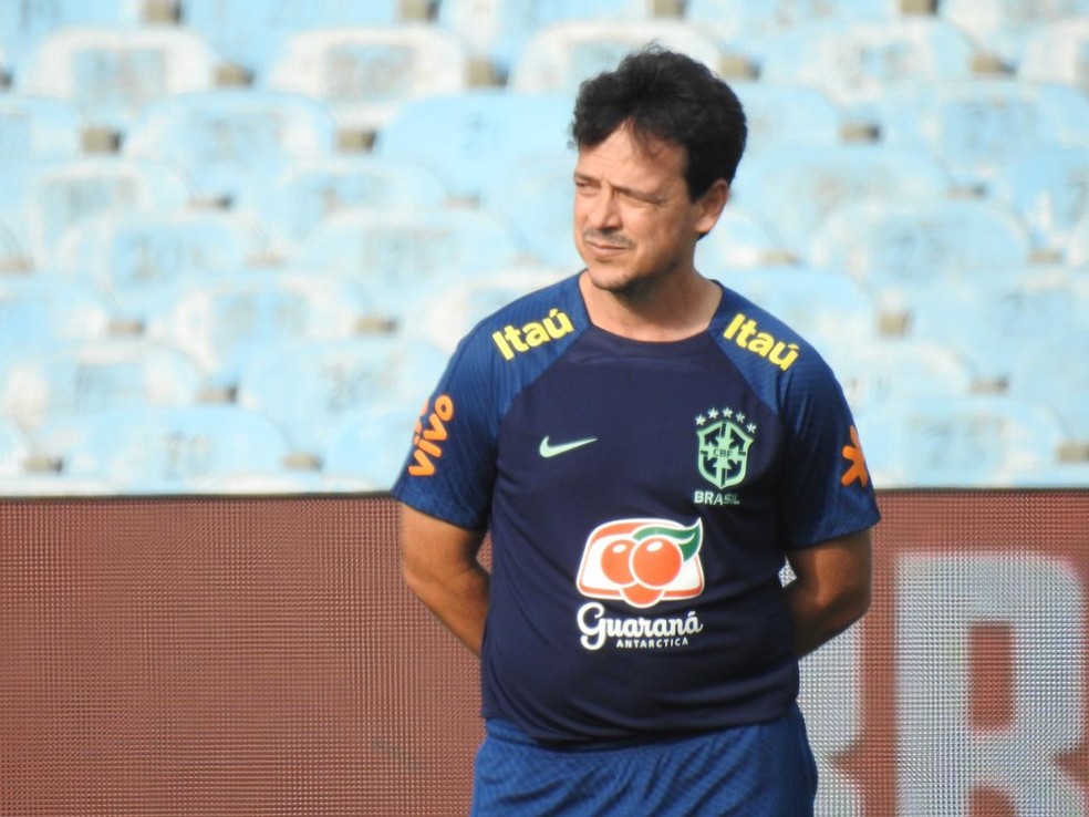 Fernando Diniz em treino da Seleção no Uruguai — Foto: Bruno Cassucci