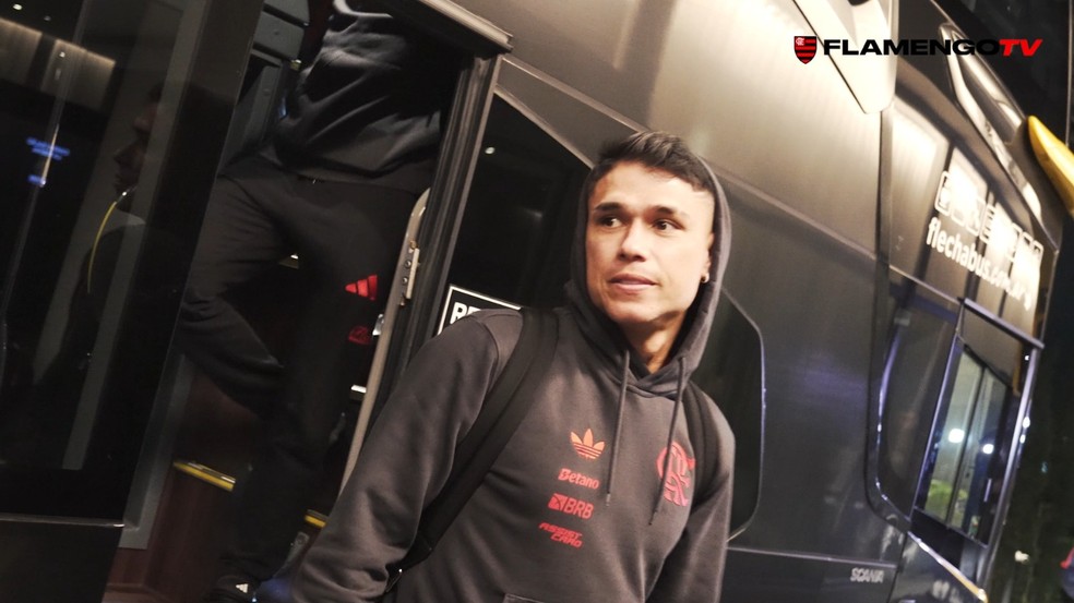 Luiz Araújo na chegada do Flamengo a Buenos Aires — Foto: Reprodução / FlamengoTV