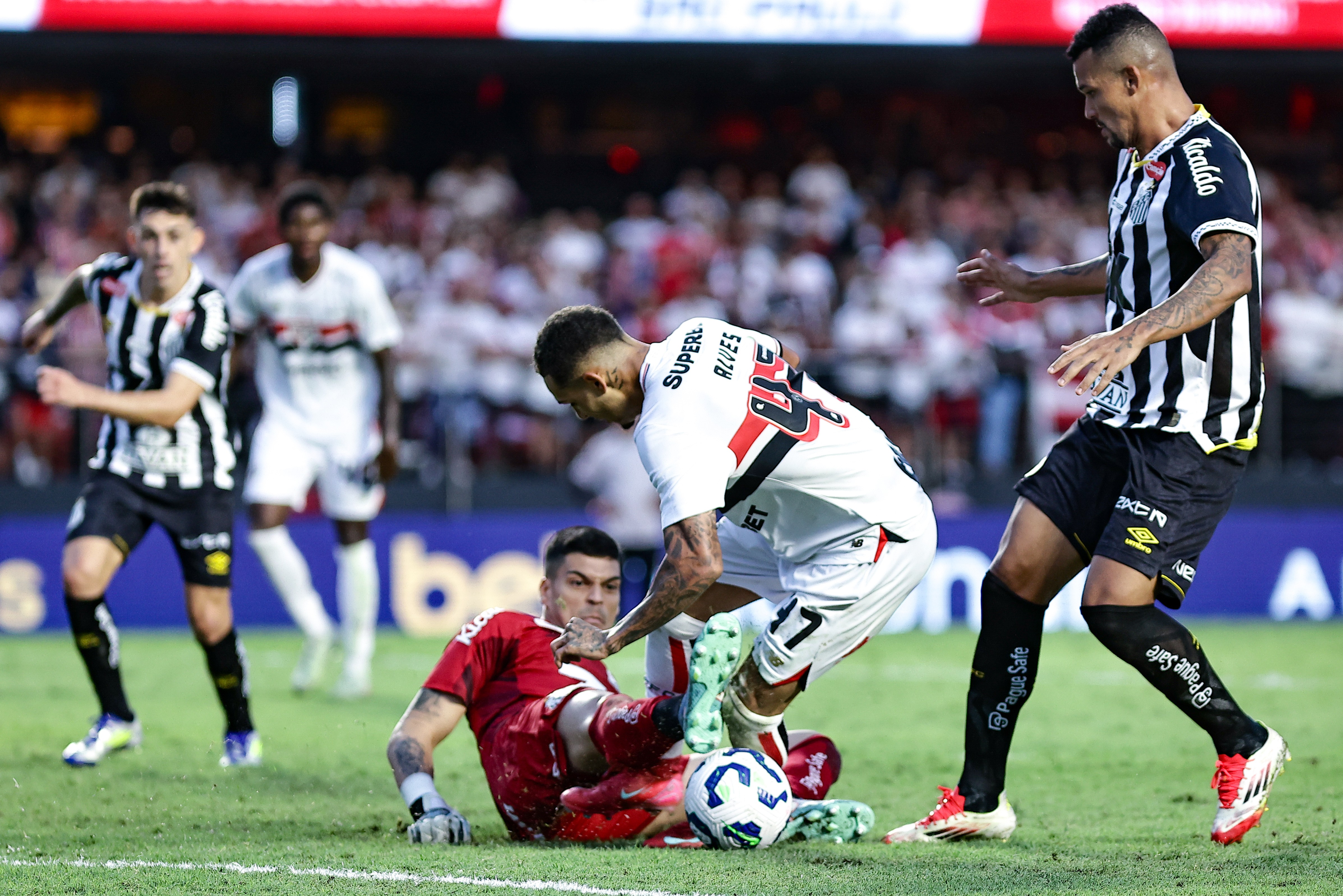 ARBITRAGEM PÉSSIMA! Polêmica em São Paulo x Santos: pênalti de Brazão em Matheus Alves