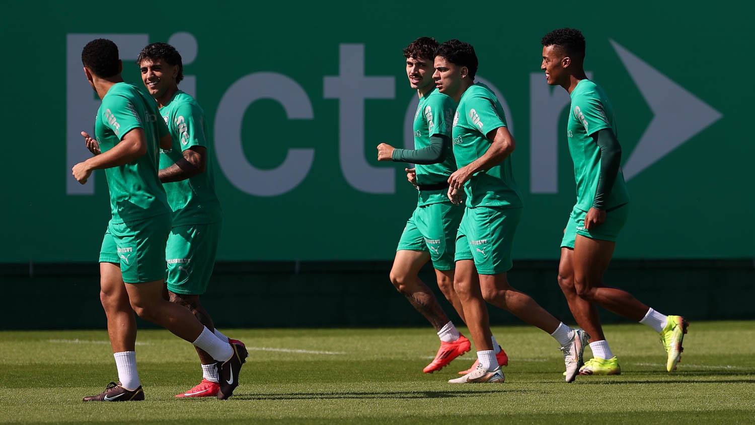 Abel prepara mudanças no Palmeiras para enfrentar o Bolívar em treino tático.