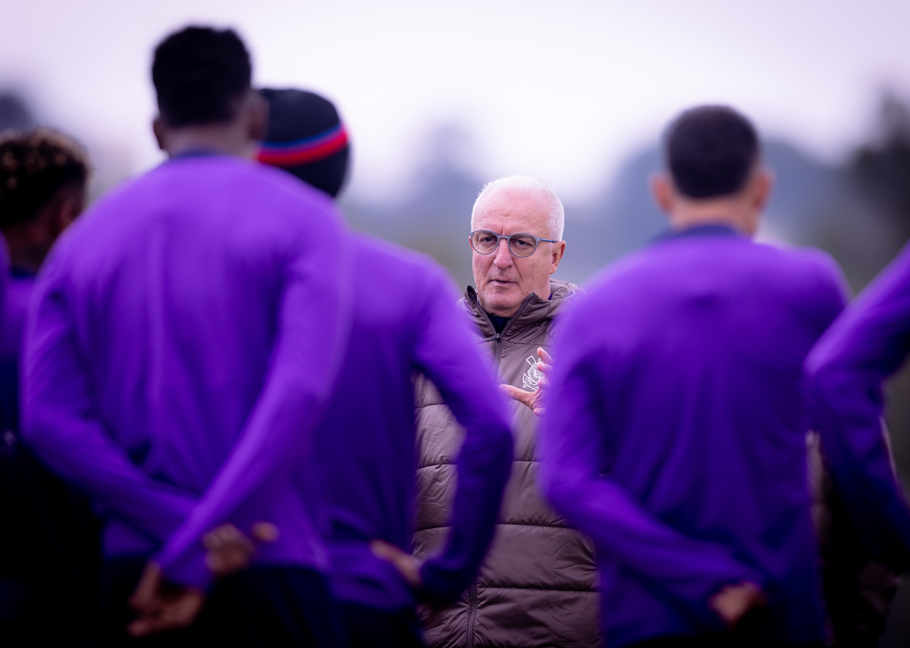 Dorival Júnior conversa com elenco e ajusta tática no Corinthians.