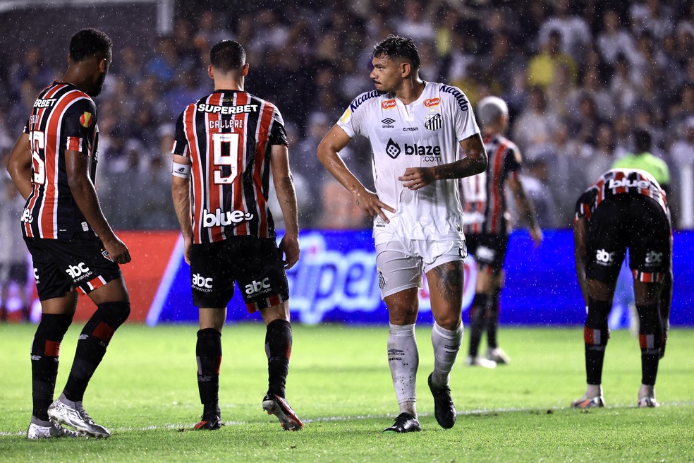 Tiquinho Soares em Santos x São Paulo — Foto: Marcello Zambrana/AGIF