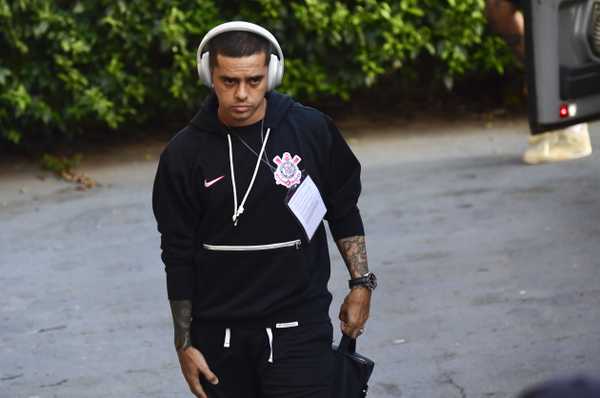 Fagner realiza trabalho de recuperação muscular no CT do Corinthians