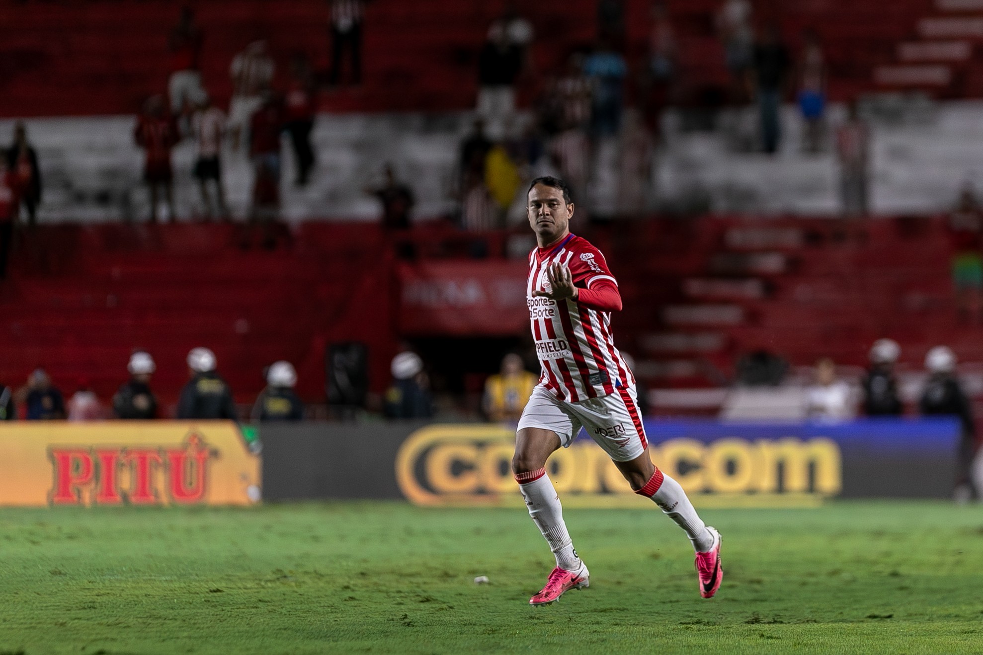 Vinícius encurta recuperação e celebra retorno ao Náutico: "Muita dedicação"