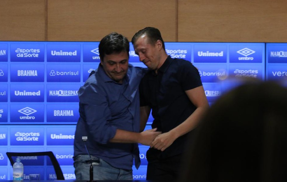 Lucas Leiva e o presidente Alberto Guerra durante anúncio da aposentadoria do volante — Foto: Gabriel Girardon