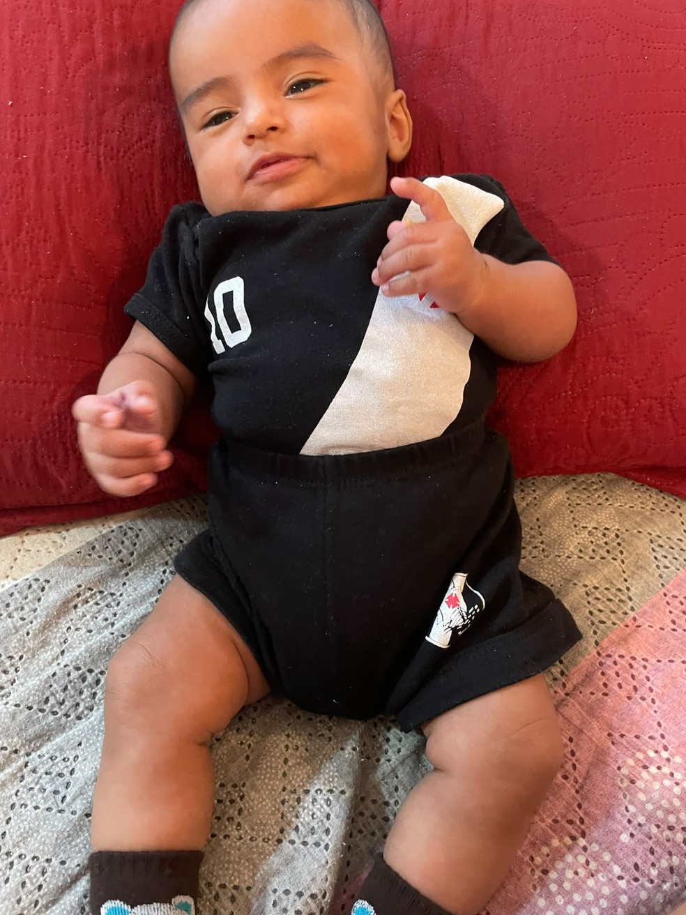 Bebê Rayan no colo da família