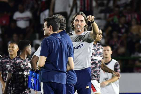 Torcida do São Paulo manifesta apoio a Zubeldía em meio a especulações