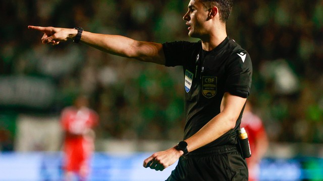 Árbitro Matheus Delgado Candançan teve arbitragem polêmica