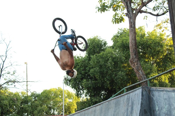 Piloto roraimense de BMX faz sucesso nas redes sociais com