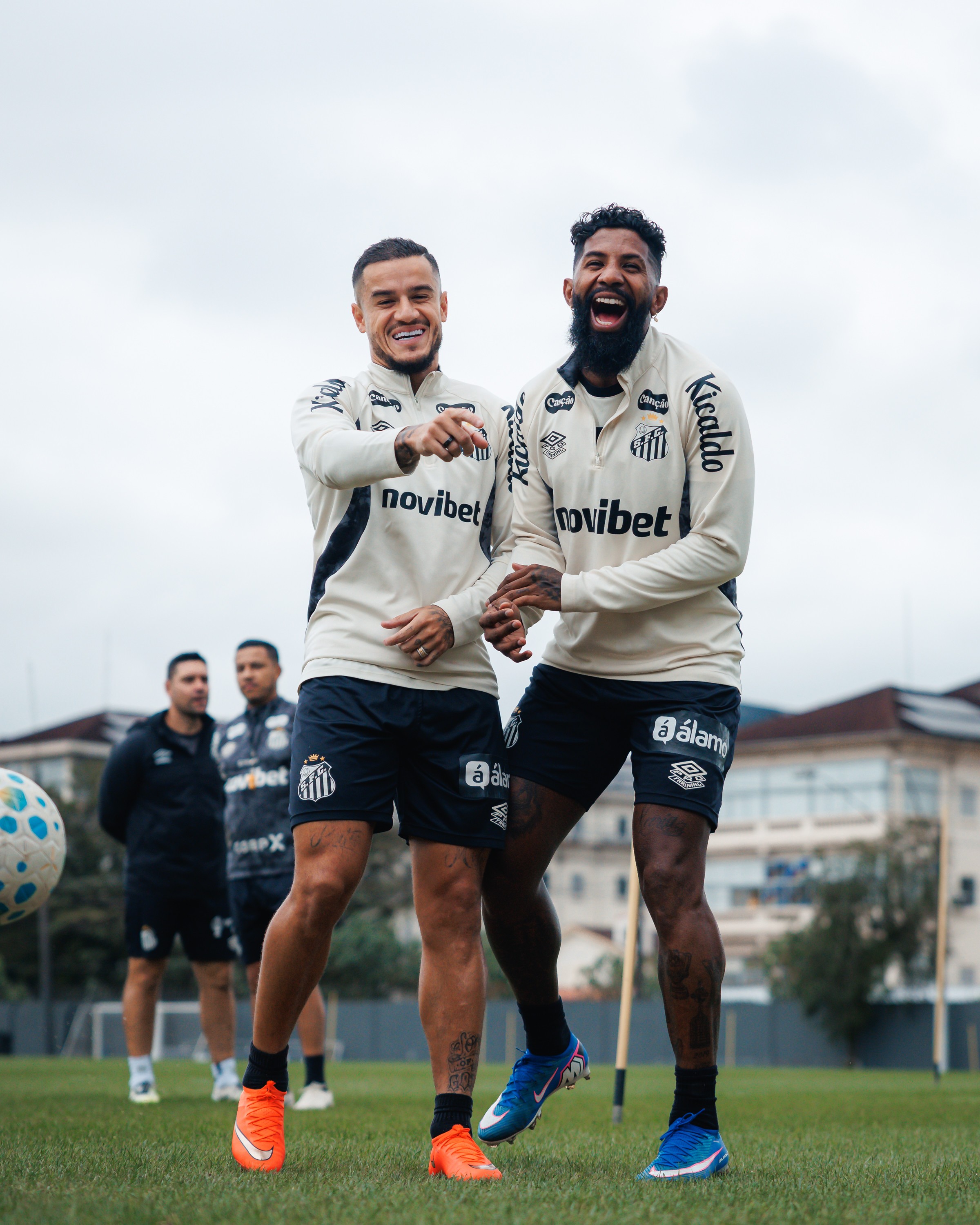 Santos se reapresenta, e Coutinho avança por retorno aos gramados