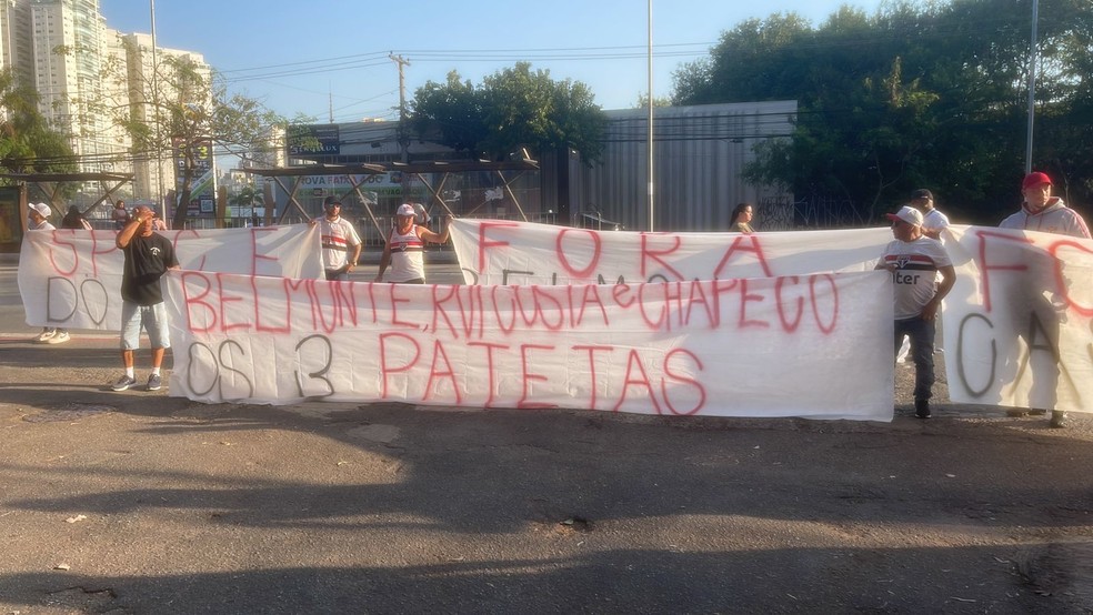 Protestos da torcida do São Paulo em frente ao CT — Foto: Reprodução