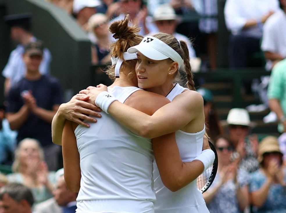 Rybakina consola Bia após desistência em Wimbledon — Foto: Reuters