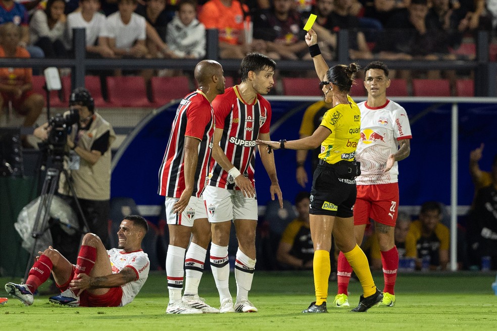 Bobadilla recebe cartão amarelo — cartões São Paulo