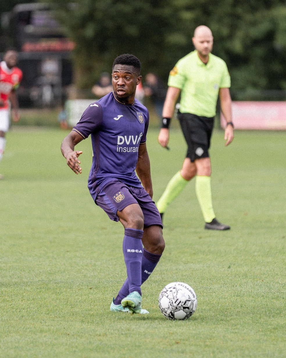 Francis Amuzu, atacante do Anderlecht — Foto: Divulgação/Anderlecht