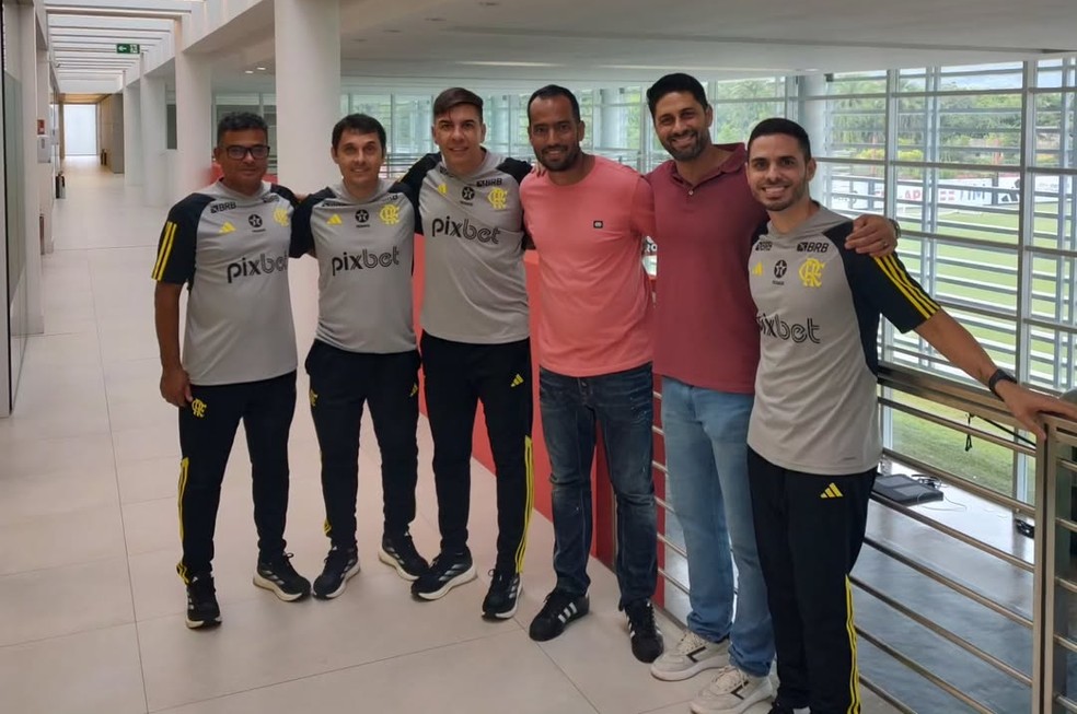 Roger Guerreiro em visita ao Ninho do Urubu em 2024 — Foto: Divulgação