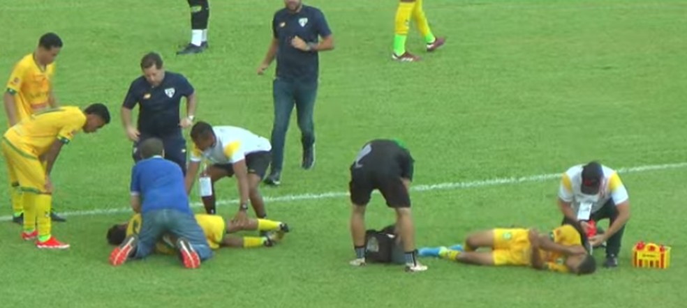 Jogador do Picos-PI sofre convulsão após choque com companheiro de equipe — Foto: Reprodução/YouTube Paulistão