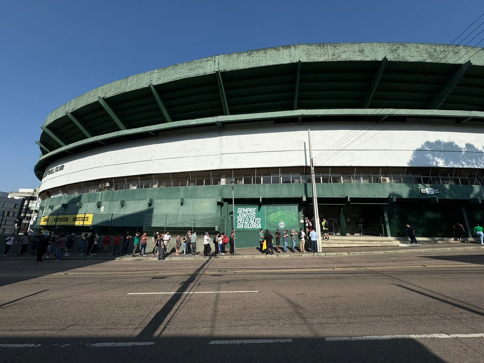 Fila da torcida do Corinthians ao redor do Couto Pereira — Foto: Emilio Botta