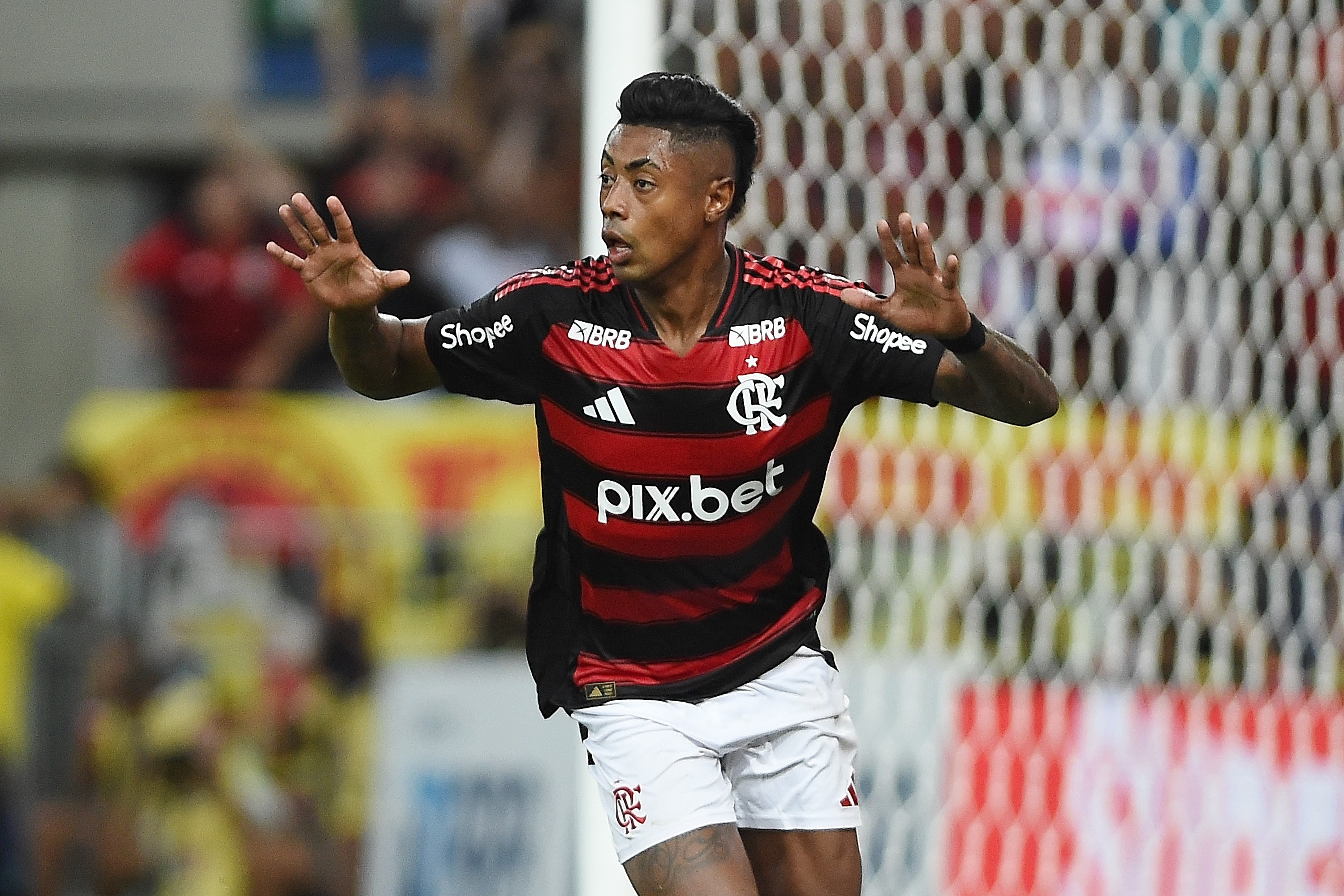 Lesão de Bruno Henrique impede participação no clássico Flamengo x Fluminense.