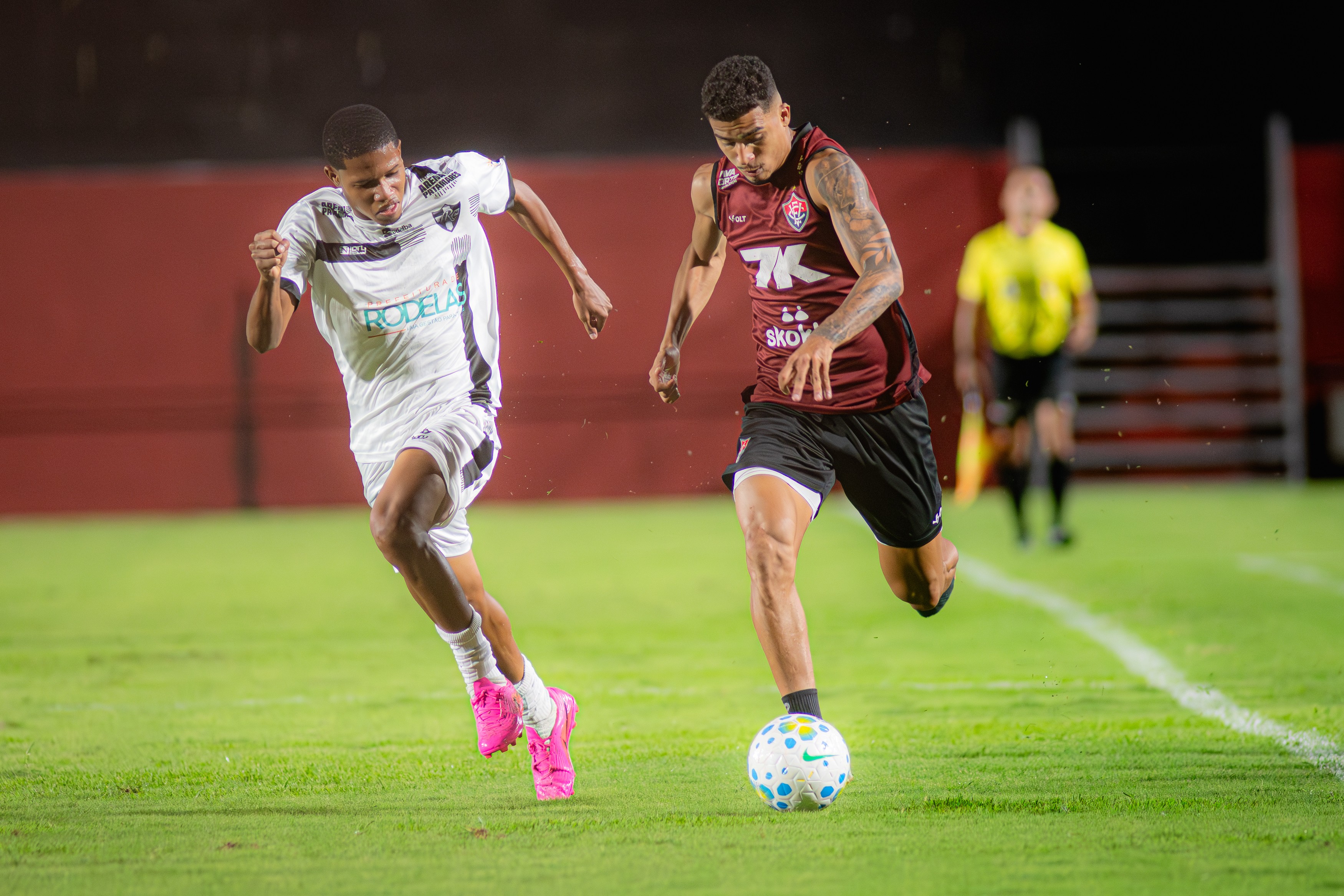 Vitória goleia o Redenção em jogo-treino com hat-trick de Renê