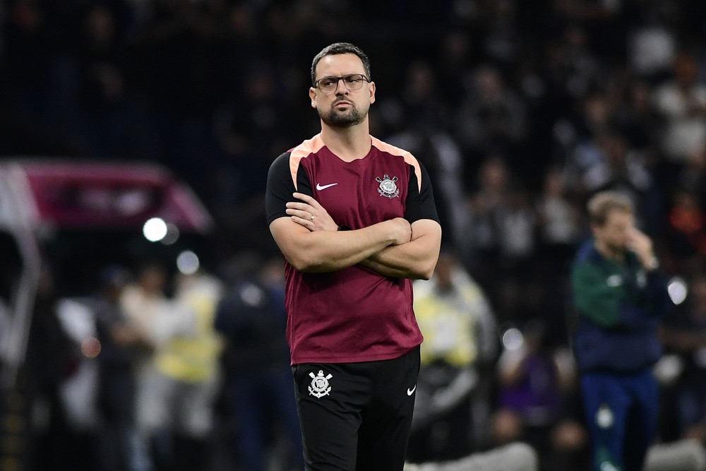 Auxiliar do Corinthians critica atuação e promete mudança em clássico contra o Santos