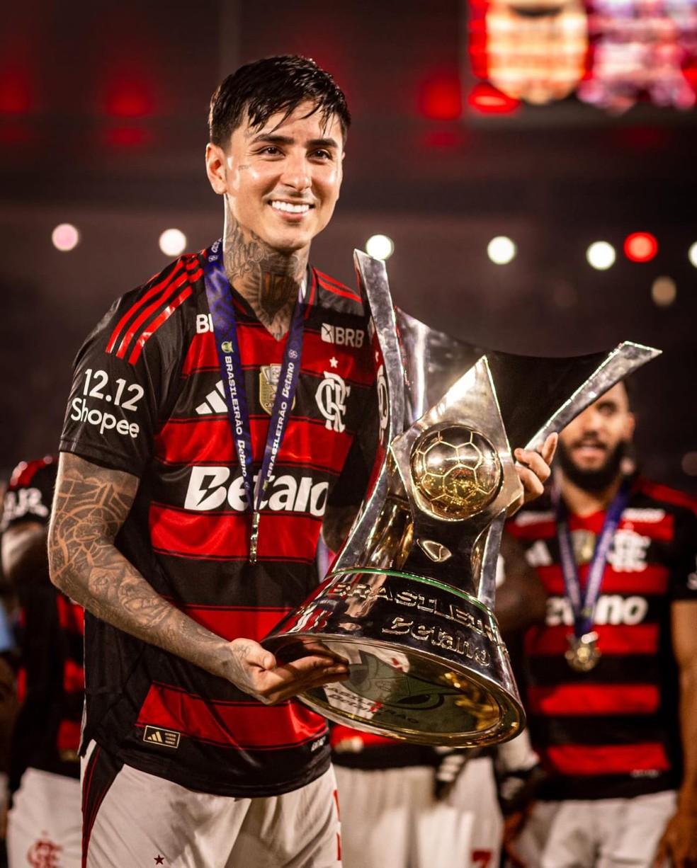 Pulgar com a ta�a de campe�o brasileiro com o Flamengo � Foto: Lucas Almeida / L17 Comunica��o