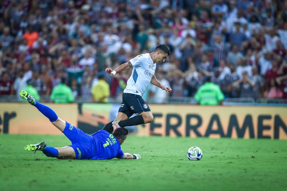 Suárez dribla Fábio e faz o primeiro gol do Grêmio no Maracanã — Foto: Lucas Uebel/Grêmio