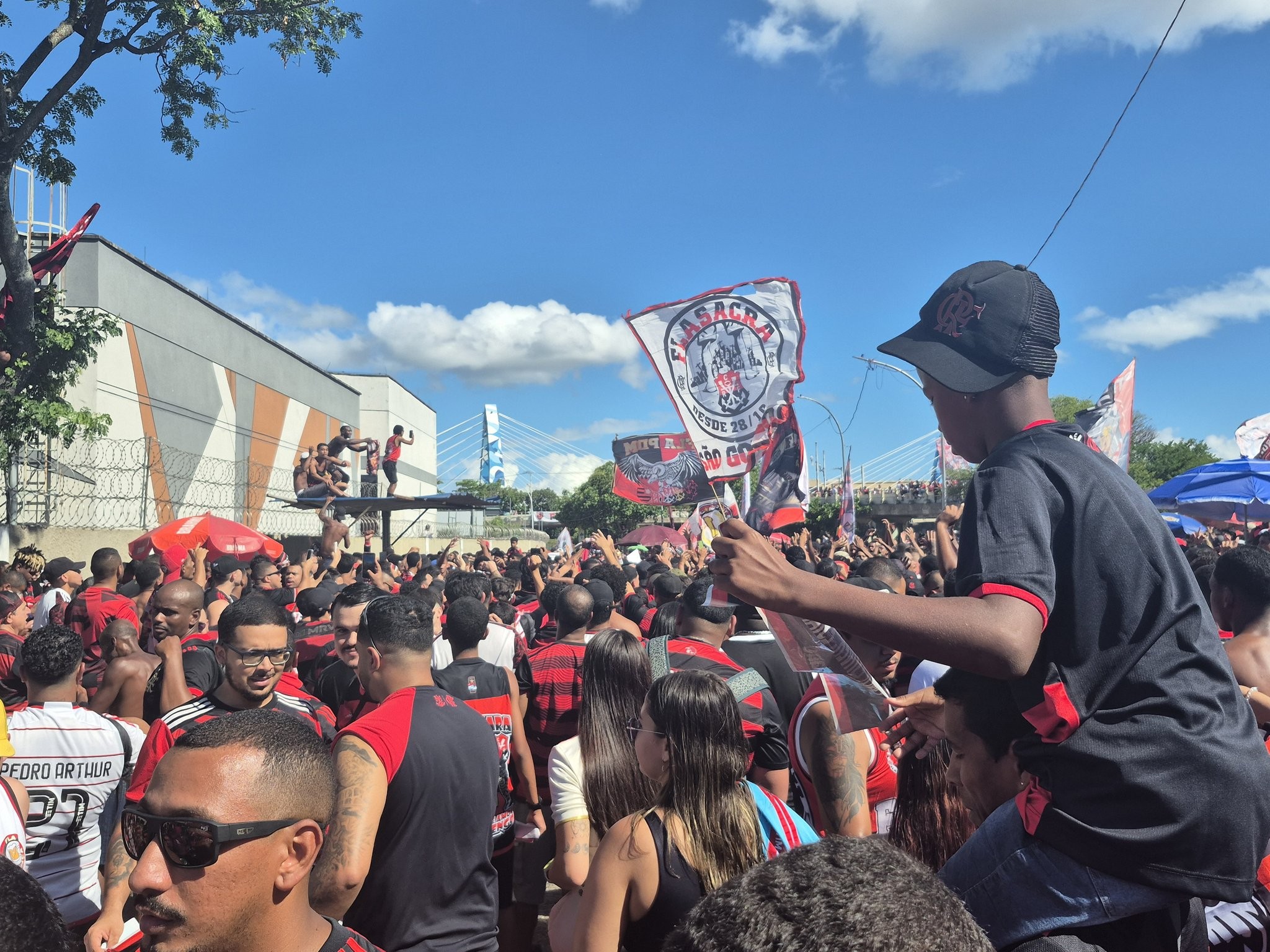 Flamengo embarca para Lima comemorando: festa contagiante marca viagem à final da Libertadores