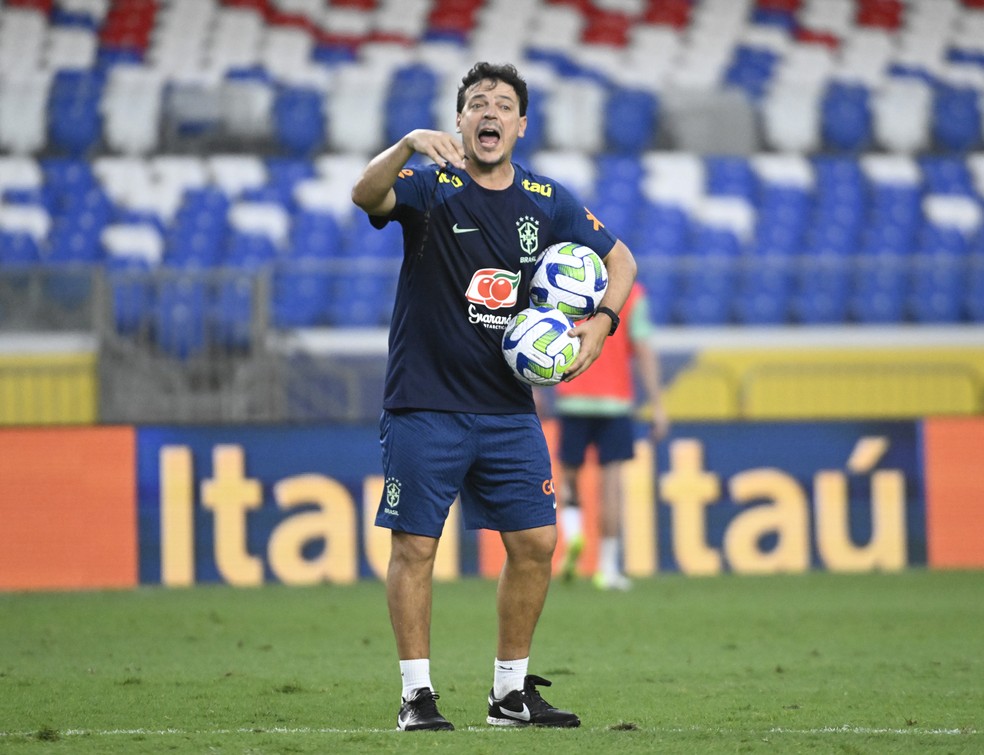 Fernando Diniz comenta mudança no gol da Seleção, esconde capitão e diz: "É terapêutico ser treinador" | seleção brasileira | ge