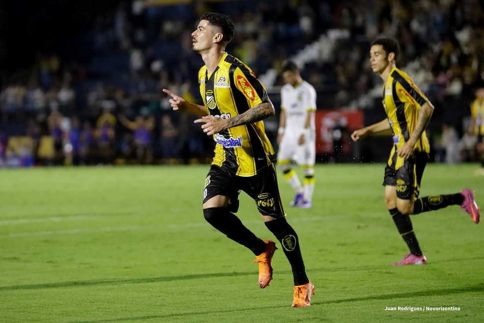 Rômulo, do Novorizontino, comemora gol de empate contra o São Bernardo — Foto: Juan Rodrigues/Novorizontino