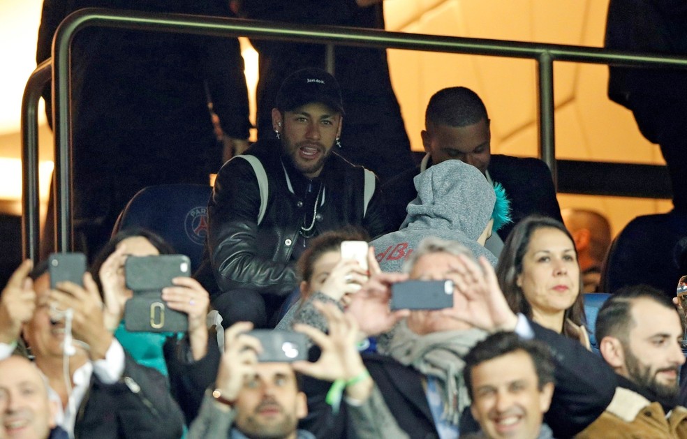 UEFA aplica três jogos de castigo a Neymar