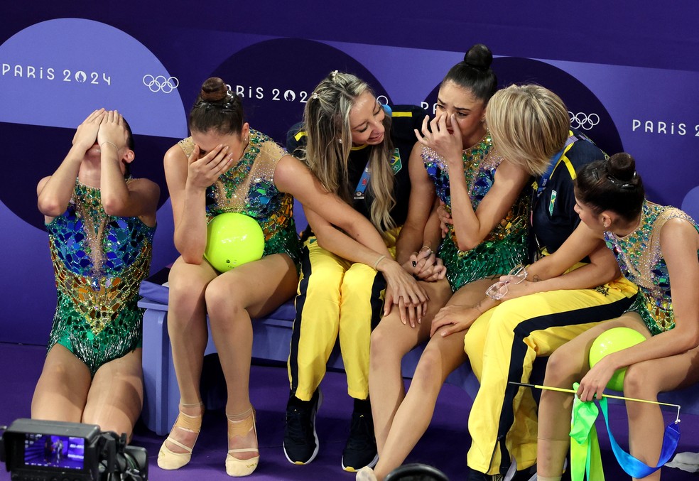 Atletas se abraçando emocionais