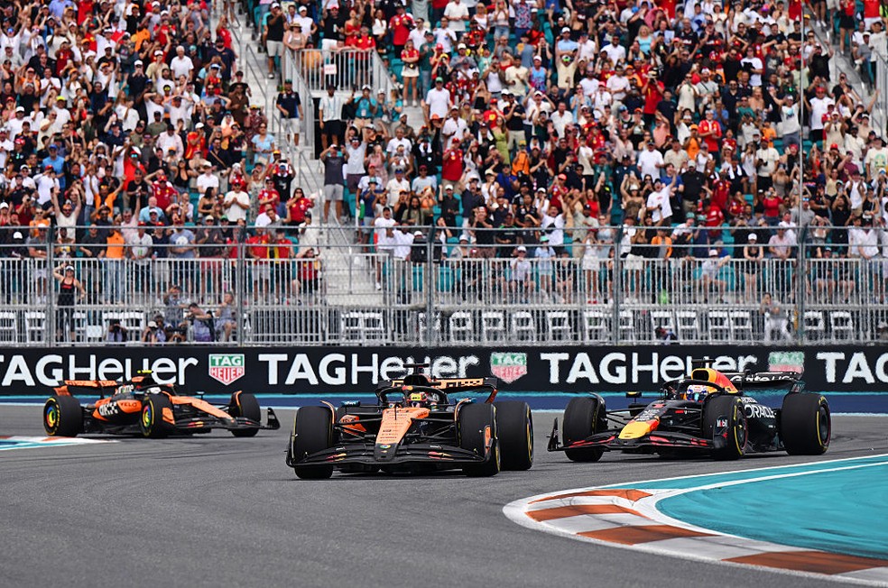 Piastri ultrapassa Norris e assume a liderança no GP de Miami — Foto: Sam Bagnall/Sutton Images