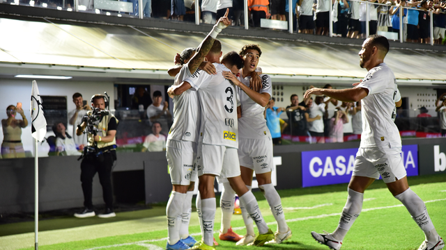 Jogadores do Santos comemoram gol contra Velo Clube