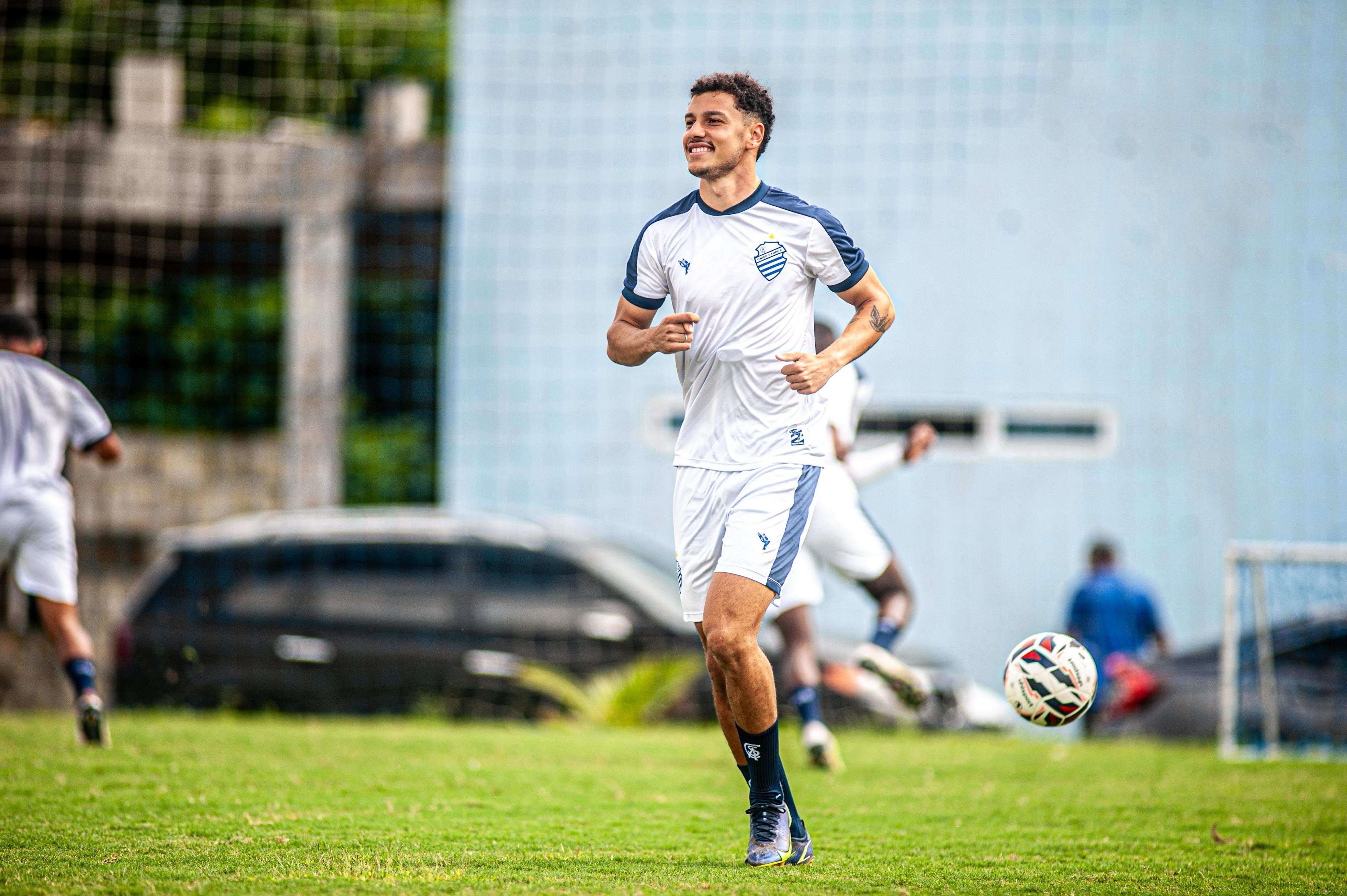 Grêmio avalia contratação de lateral-esquerdo do CSA