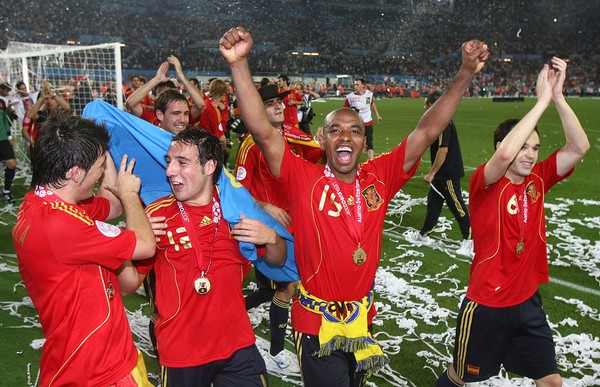 Espanha segue fiel à linhagem do "tiki-taka" para vencer a ...