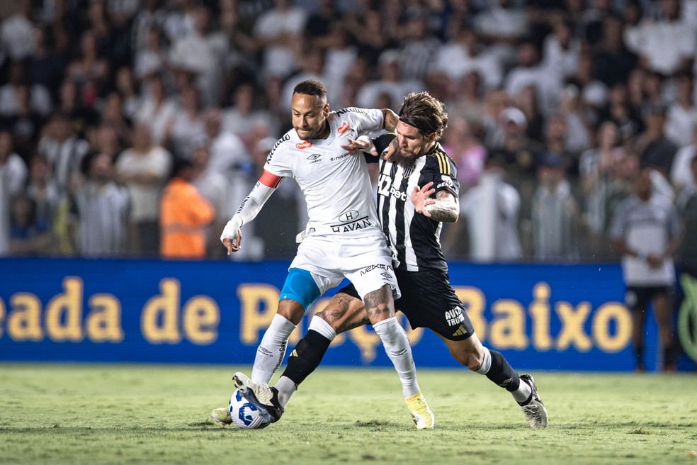 Neymar em ação pelo Santos contra o Atlético-MG — Foto: Abner Dourado/AGIF