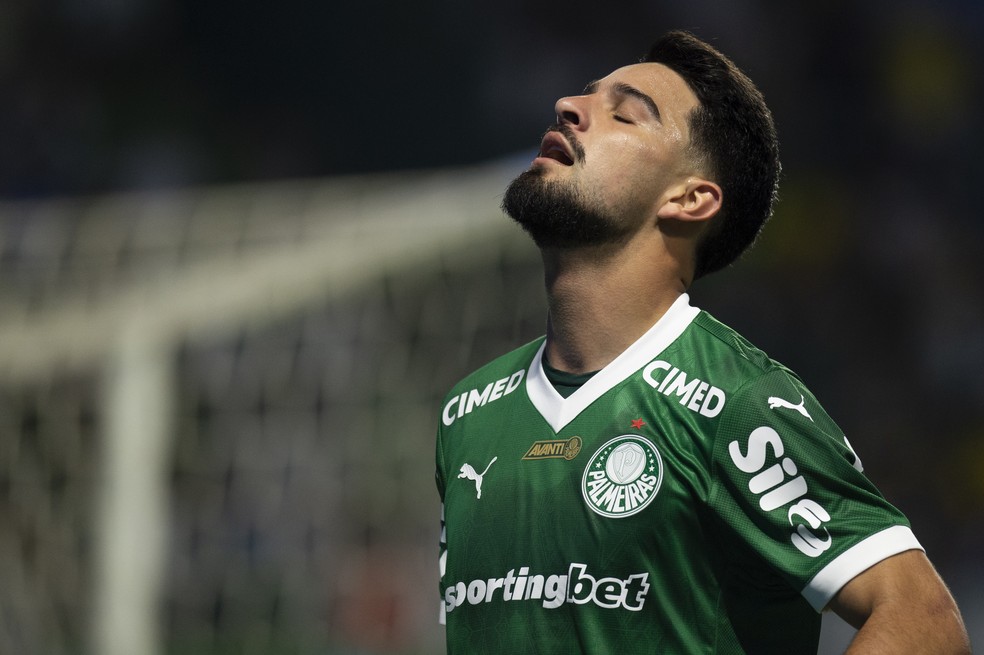 Derrota para o Santos tira Palmeiras da ponta e reacende críticas a Flaco López