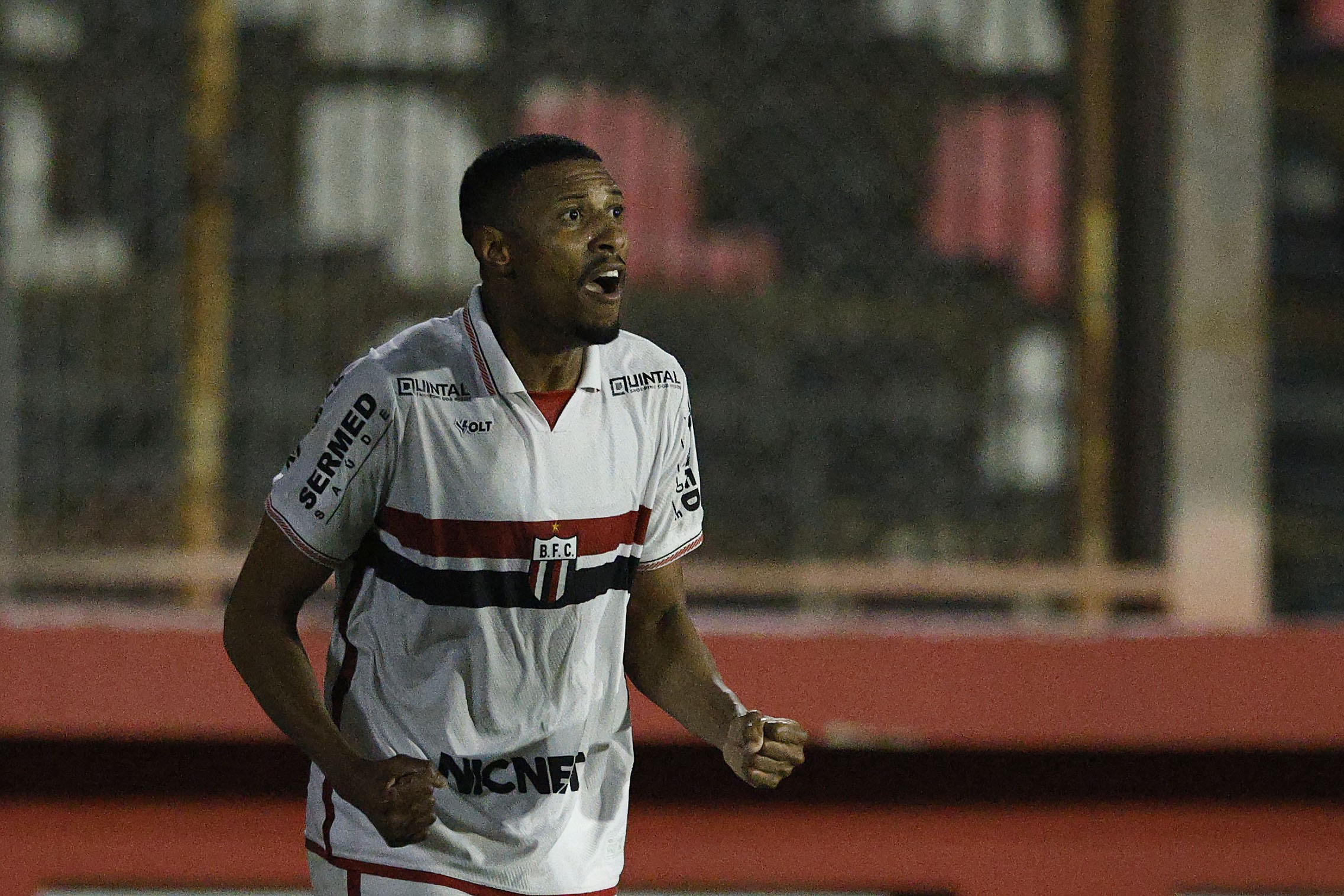 Jogador Vilar em ação pelo Botafogo-SP durante partida na Série B