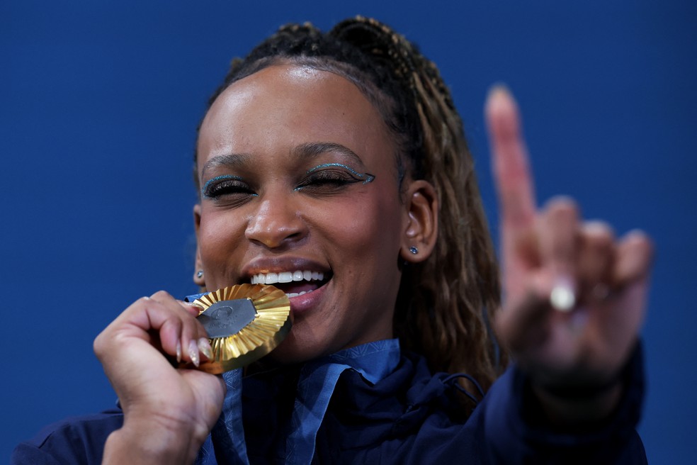 Rebeca Andrade comemora medalha de ouro em Paris 2024 — Foto: REUTERS/Amanda Perobelli