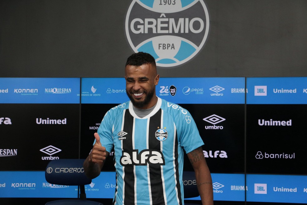 Alex Santana é apresentado no Grêmio — Foto: Eduardo Moura