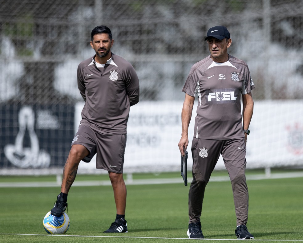 Emiliano e Ramón Díaz em treino do Corinthians — Foto: Rodrigo Coca/Agência Corinthians