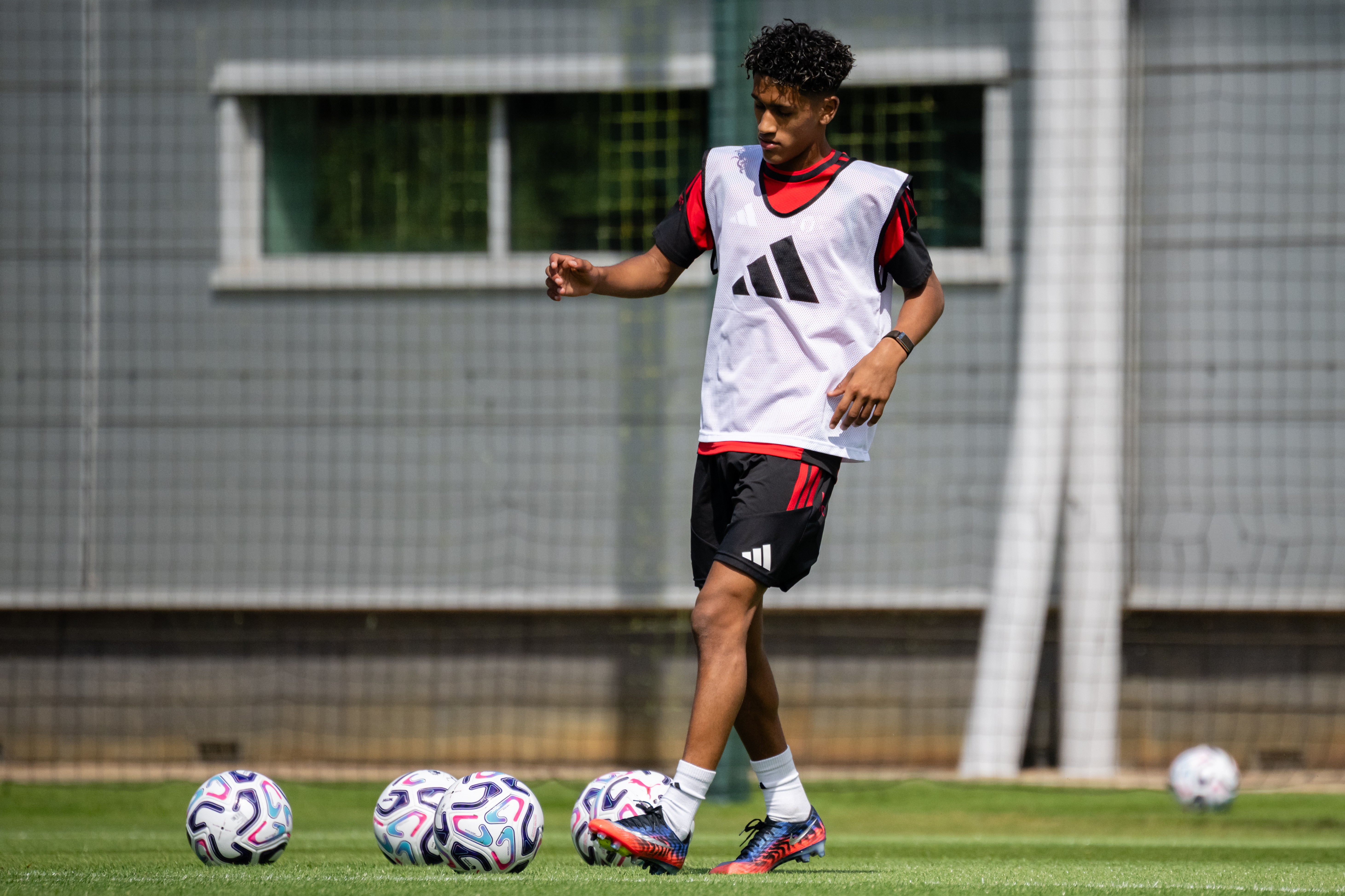 Joia de 15 anos é incluída no elenco profissional do Manchester United pela primeira vez